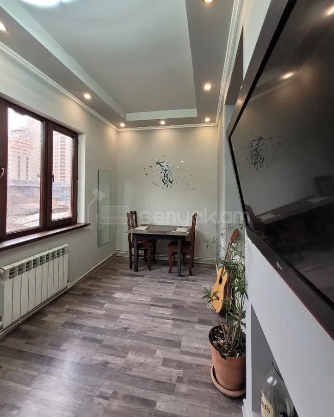 3 Սենյականոց Բնակարան Քարե Շենքում, 90քմ, 4/4 հարկ, Կապիտալ Վերանորոգված, Կահավորված, Արևկող