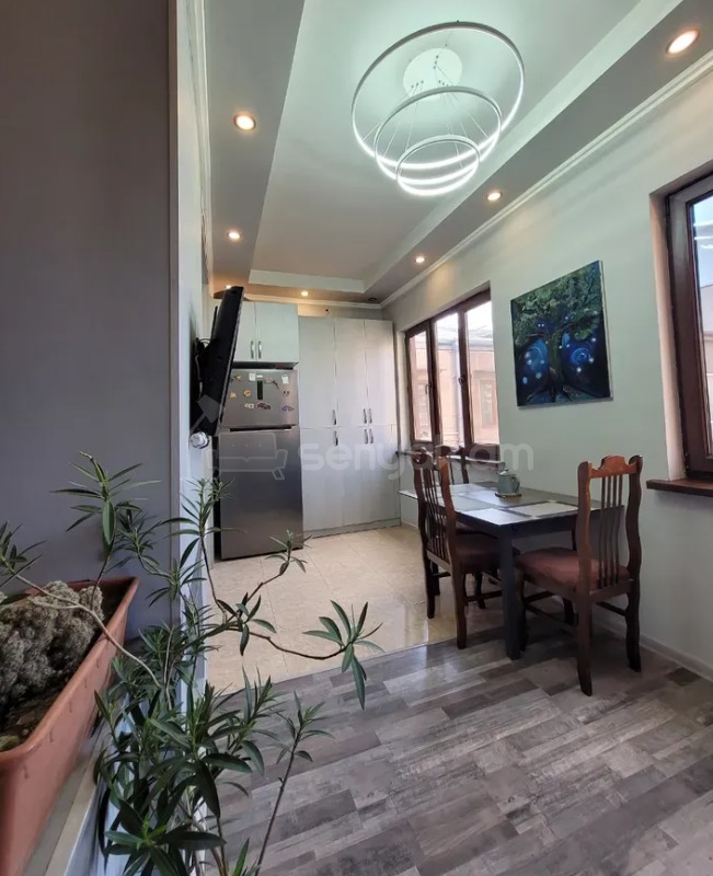 3 Սենյականոց Բնակարան Քարե Շենքում, 90քմ, 4/4 հարկ, Կապիտալ Վերանորոգված, Կահավորված, Արևկող