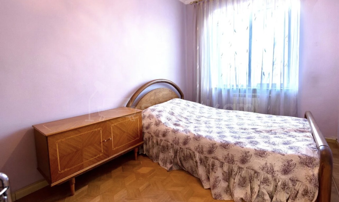 3 Սենյականոց Բնակարան Քարե Շենքում, 83քմ, 5/5 հարկ, Նորմալ Վիճակում, Կահավորված