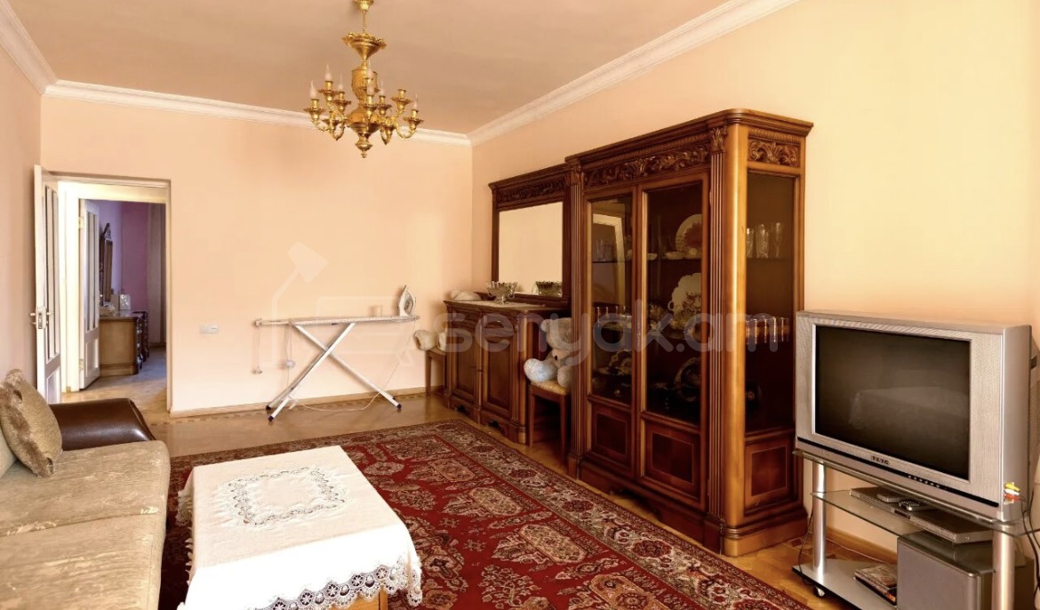 3 Սենյականոց Բնակարան Քարե Շենքում, 83քմ, 5/5 հարկ, Նորմալ Վիճակում, Կահավորված