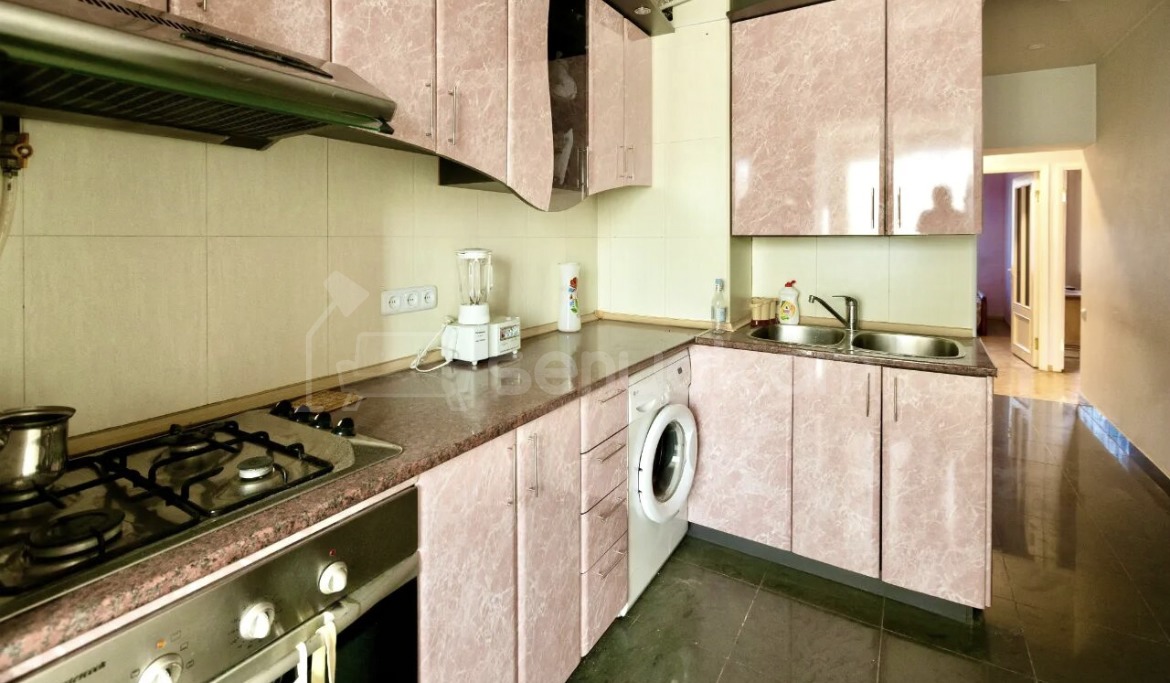 3 Սենյականոց Բնակարան Քարե Շենքում, 83քմ, 5/5 հարկ, Նորմալ Վիճակում, Կահավորված