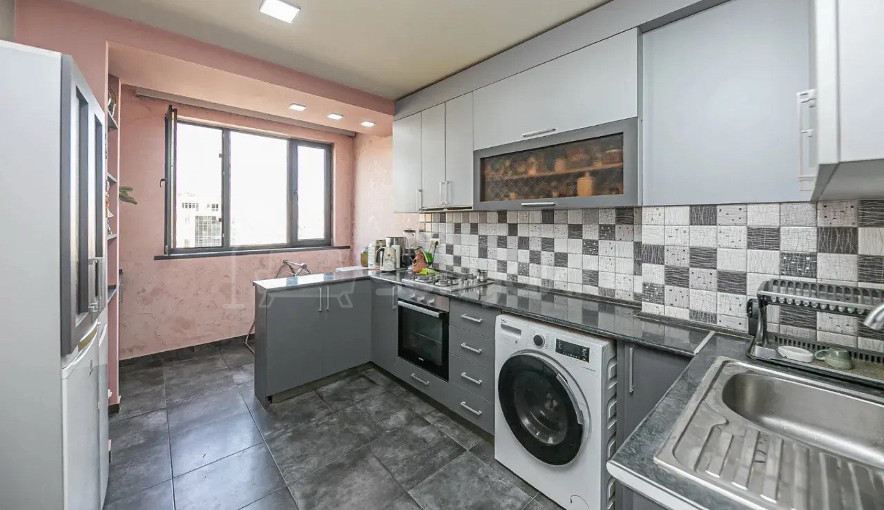 2 Սենյականոց Բնակարան, 80քմ, 10/13 հարկ, Նորմալ Վիճակում