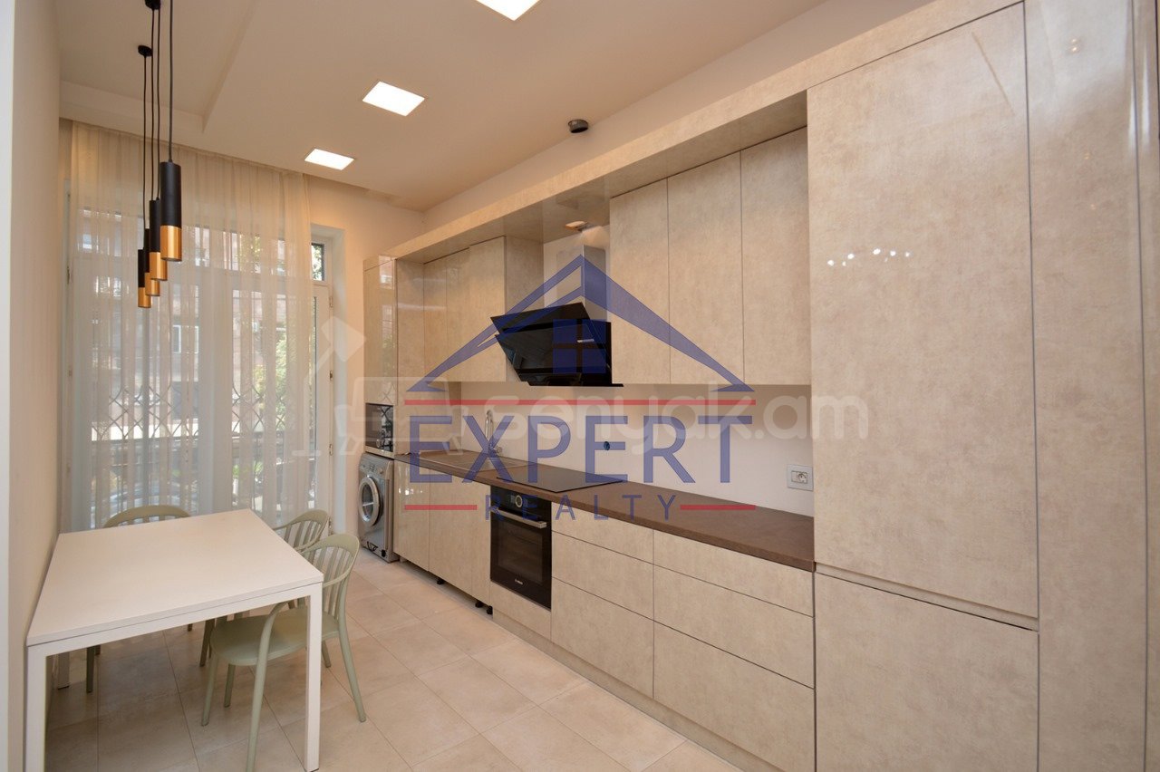 3 Սենյականոց Բնակարան Քարե Շենքում, 107քմ, 2/4 հարկ, Դիզայներական Վերանորոգված