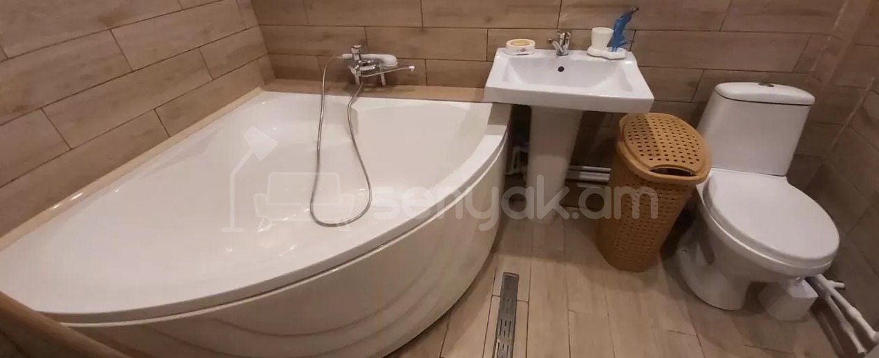 2 Սենյականոց Բնակարան Քարե Շենքում, 74քմ, 5/5 հարկ, Կապիտալ Վերանորոգված