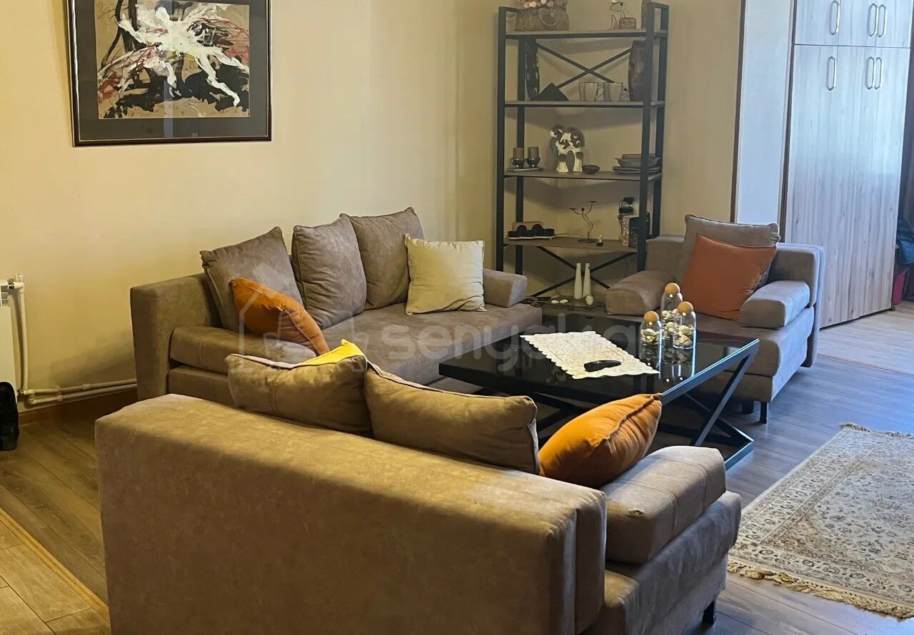 2 Սենյականոց Բնակարան Քարե Շենքում, 74քմ, 5/5 հարկ, Կապիտալ Վերանորոգված