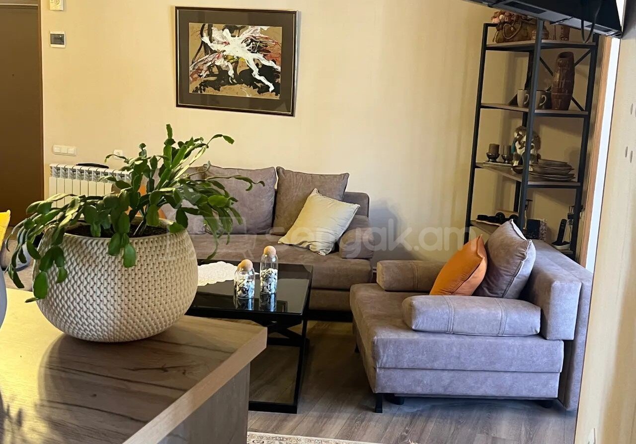 2 Սենյականոց Բնակարան Քարե Շենքում, 74քմ, 5/5 հարկ, Կապիտալ Վերանորոգված