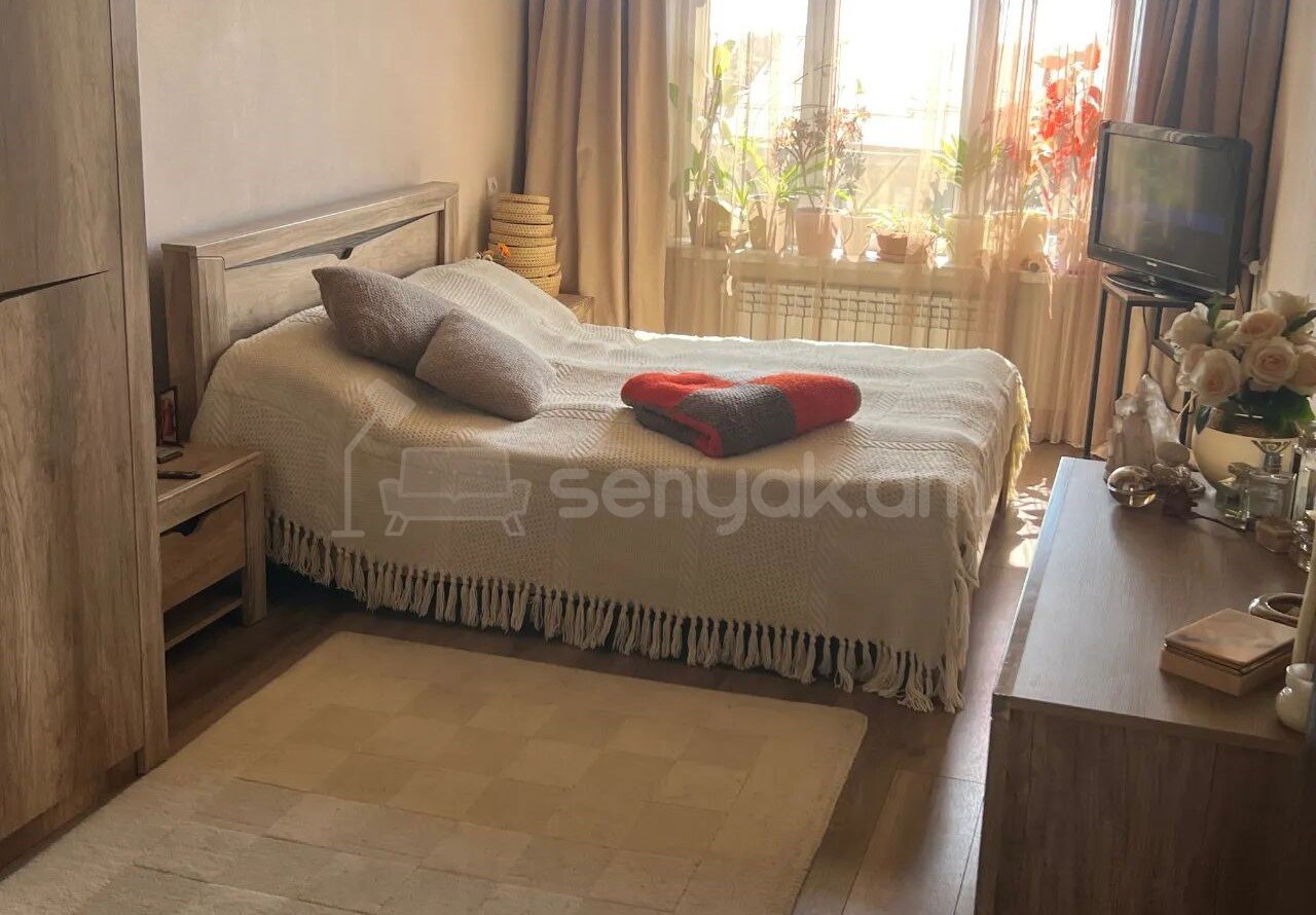 2 Սենյականոց Բնակարան Քարե Շենքում, 74քմ, 5/5 հարկ, Կապիտալ Վերանորոգված