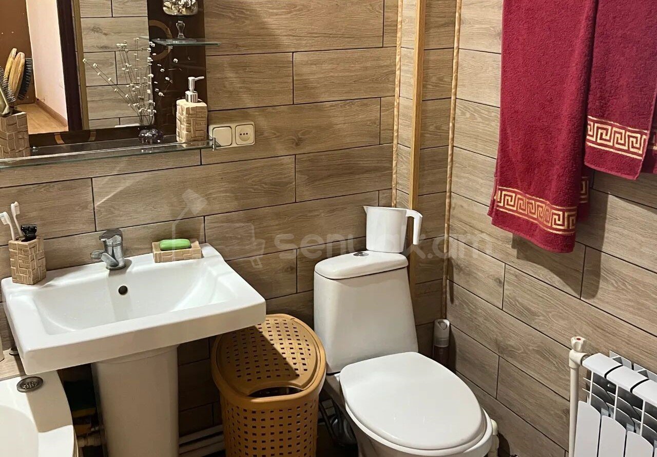 2 Սենյականոց Բնակարան Քարե Շենքում, 74քմ, 5/5 հարկ, Կապիտալ Վերանորոգված