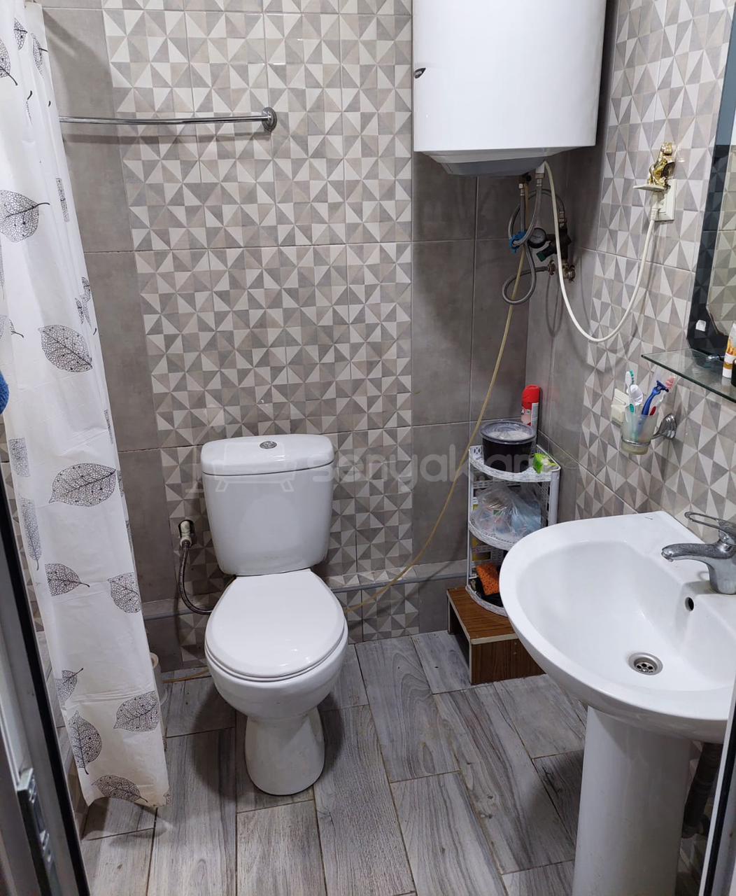 3 Սենյականոց Բնակարան Քարե Շենքում, 60քմ, 3/5 հարկ, Նորմալ Վիճակում, Կահավորված