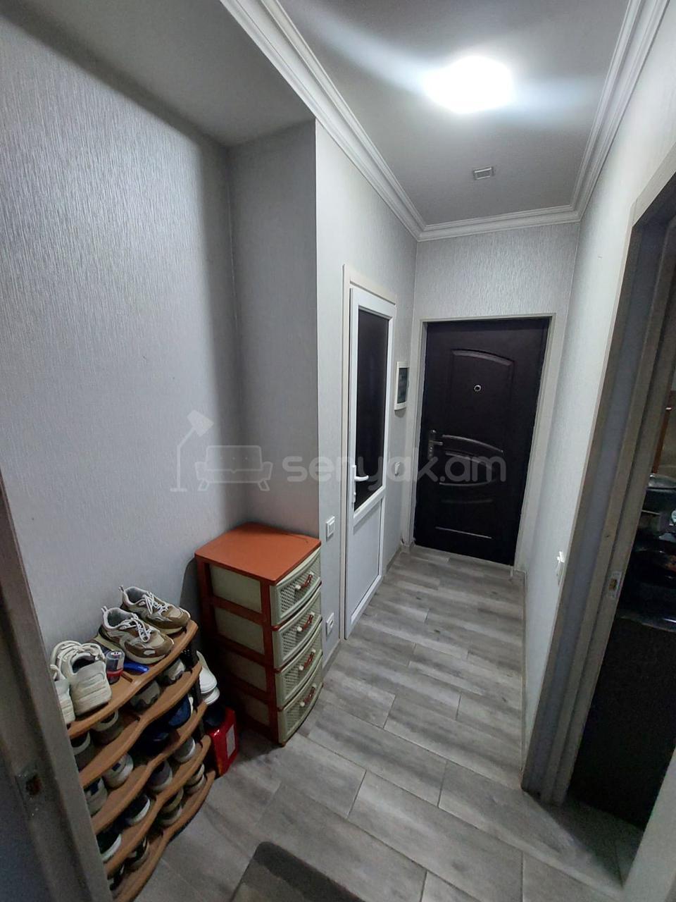 3 Սենյականոց Բնակարան Քարե Շենքում, 60քմ, 3/5 հարկ, Նորմալ Վիճակում, Կահավորված