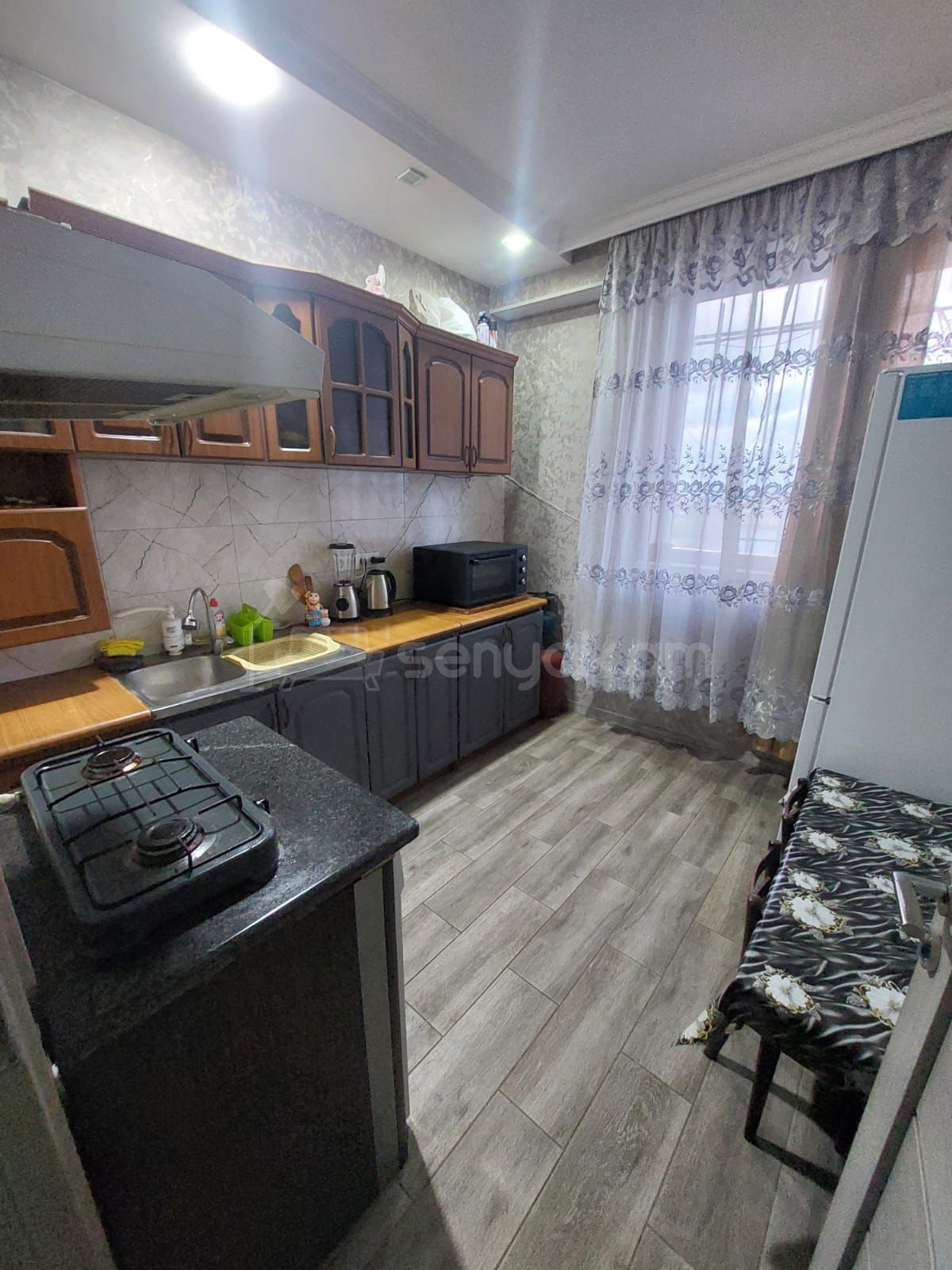 3 Սենյականոց Բնակարան Քարե Շենքում, 60քմ, 3/5 հարկ, Նորմալ Վիճակում, Կահավորված