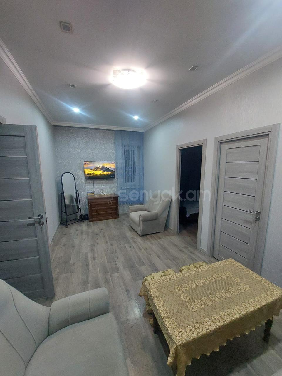 3 Սենյականոց Բնակարան Քարե Շենքում, 60քմ, 3/5 հարկ, Նորմալ Վիճակում, Կահավորված