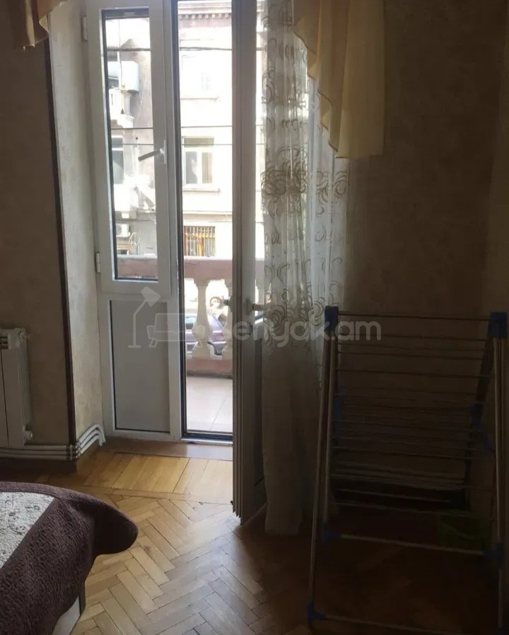 3 Սենյականոց Բնակարան Քարե Շենքում, 96քմ, 2/3 հարկ, Նորմալ Վիճակում, Կահավորված