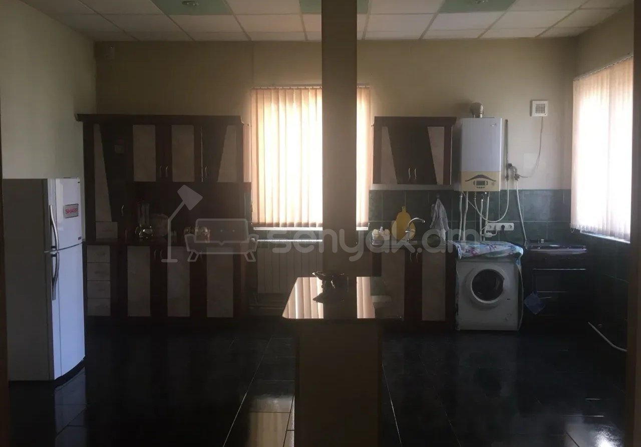 3 Սենյականոց Բնակարան Քարե Շենքում, 96քմ, 2/3 հարկ, Նորմալ Վիճակում, Կահավորված