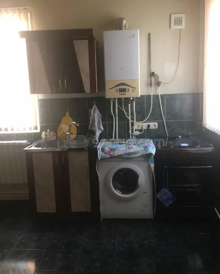 3 Սենյականոց Բնակարան Քարե Շենքում, 96քմ, 2/3 հարկ, Նորմալ Վիճակում, Կահավորված