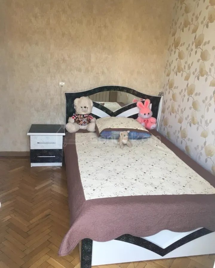 3 Սենյականոց Բնակարան Քարե Շենքում, 96քմ, 2/3 հարկ, Նորմալ Վիճակում, Կահավորված