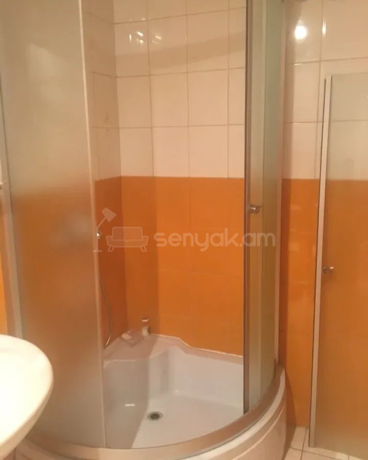 3 Սենյականոց Բնակարան Քարե Շենքում, 96քմ, 2/3 հարկ, Նորմալ Վիճակում, Կահավորված