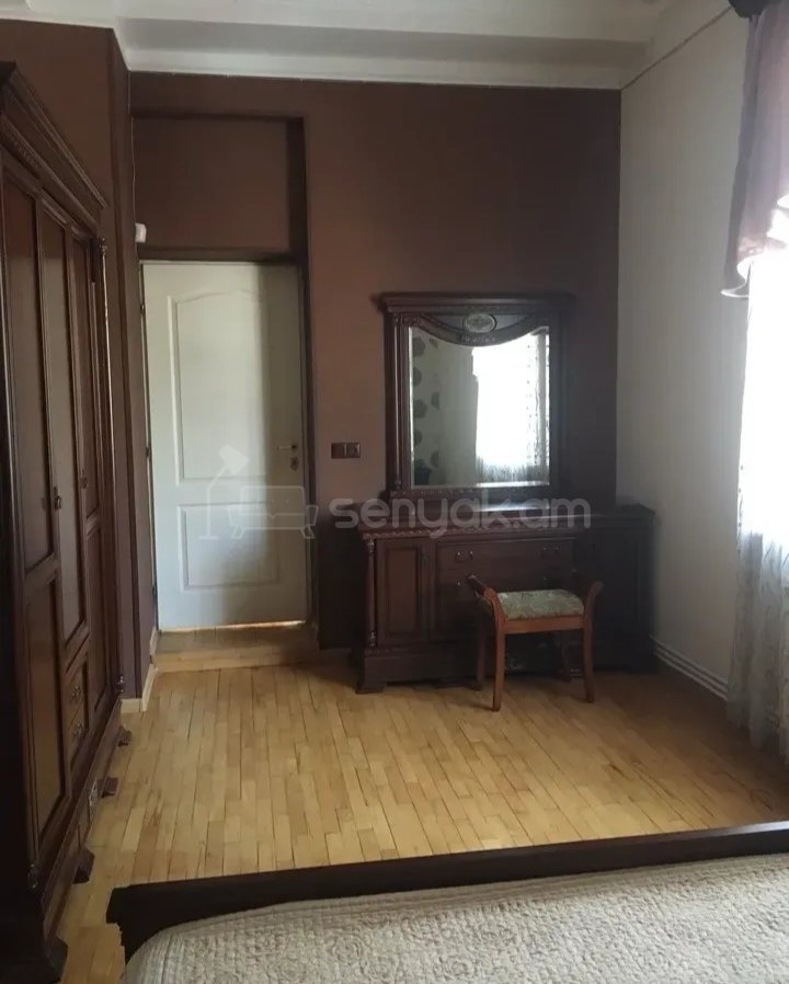 3 Սենյականոց Բնակարան Քարե Շենքում, 96քմ, 2/3 հարկ, Նորմալ Վիճակում, Կահավորված