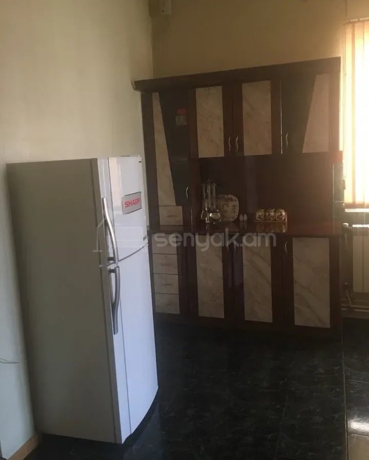 3 Սենյականոց Բնակարան Քարե Շենքում, 96քմ, 2/3 հարկ, Նորմալ Վիճակում, Կահավորված