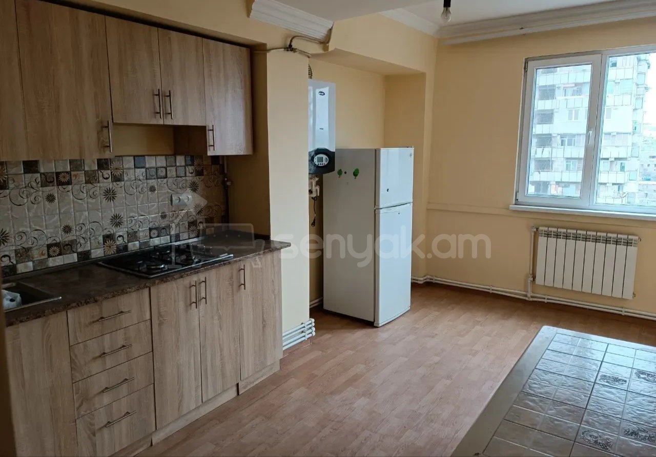 3 Սենյականոց Բնակարան, 100քմ, 9/9 հարկ, Նորմալ Վիճակում, Մասամբ Կահավորված