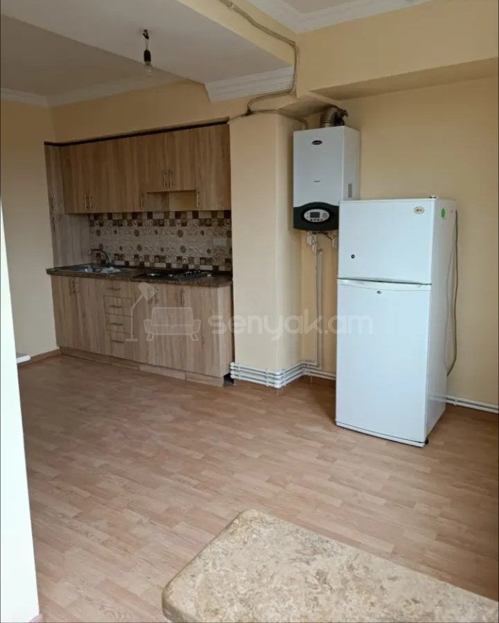 3 Սենյականոց Բնակարան, 100քմ, 9/9 հարկ, Նորմալ Վիճակում, Մասամբ Կահավորված