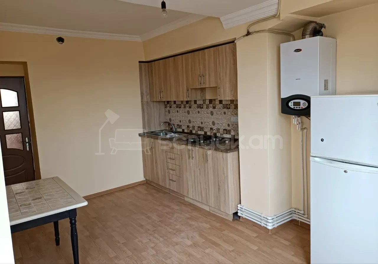 3 Սենյականոց Բնակարան, 100քմ, 9/9 հարկ, Նորմալ Վիճակում, Մասամբ Կահավորված