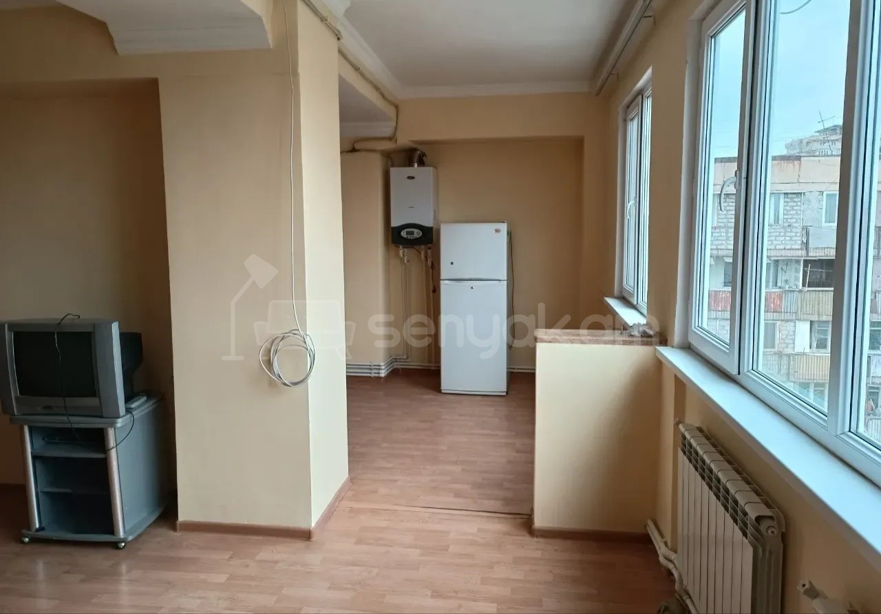 3 Սենյականոց Բնակարան, 100քմ, 9/9 հարկ, Նորմալ Վիճակում, Մասամբ Կահավորված