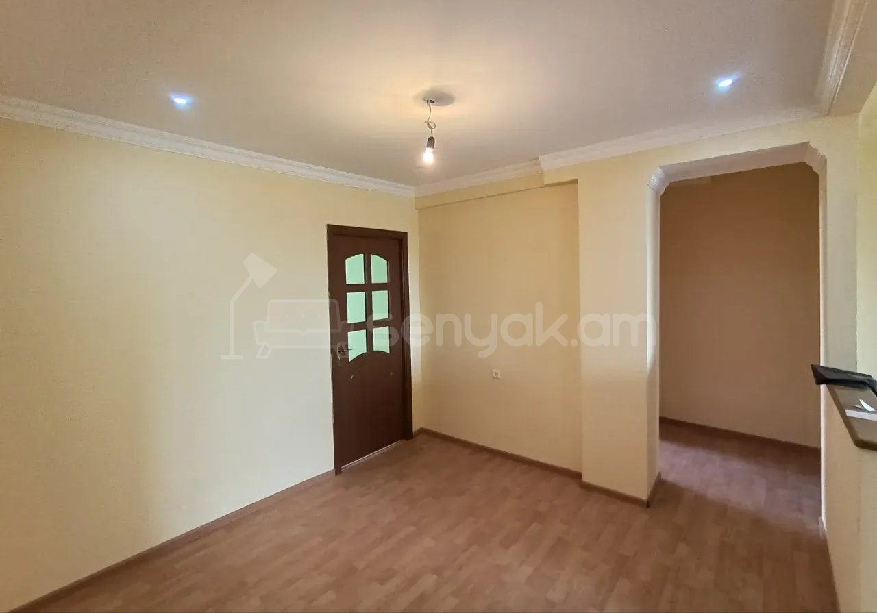 3 Սենյականոց Բնակարան, 100քմ, 9/9 հարկ, Նորմալ Վիճակում, Մասամբ Կահավորված