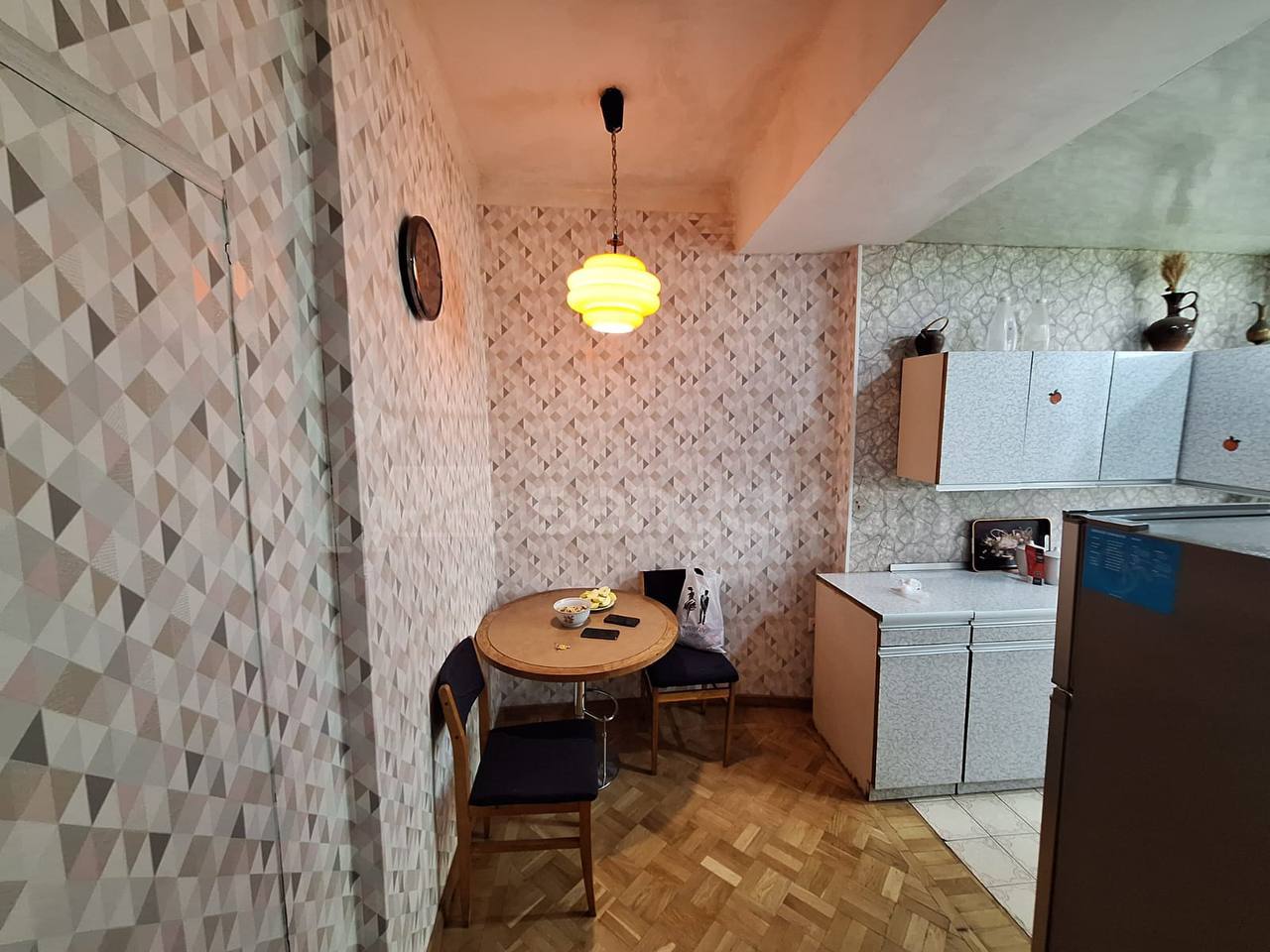 2 Սենյականոց Բնակարան Քարե Շենքում, 70քմ, 3/5 հարկ, Նորմալ Վիճակում, Կահավորված, Արևկող