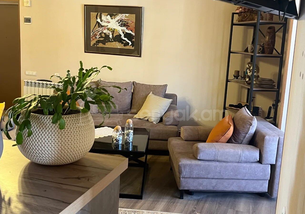 2 Սենյականոց Բնակարան Քարե Շենքում, 74քմ, 5/5 հարկ, Կապիտալ Վերանորոգված