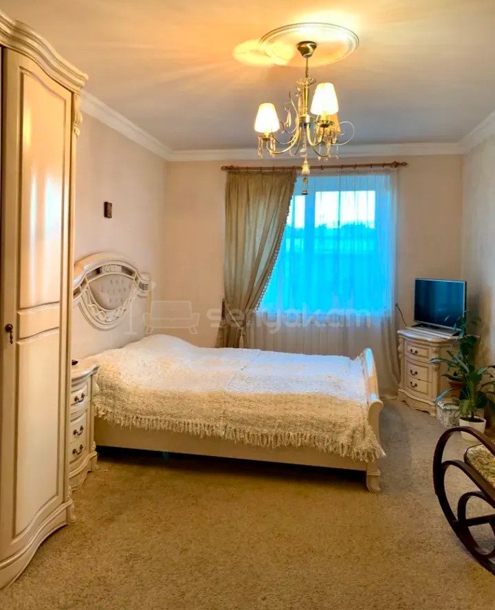 3 Սենյականոց Բնակարան Քարե Շենքում, 72քմ, 5/5 հարկ, Նորմալ Վիճակում