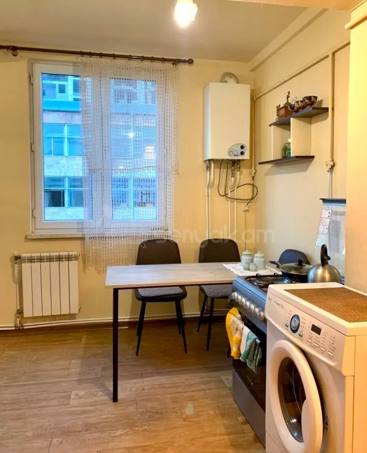 3 Սենյականոց Բնակարան Քարե Շենքում, 72քմ, 5/5 հարկ, Նորմալ Վիճակում