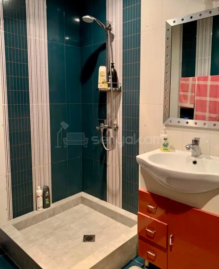 3 Սենյականոց Բնակարան Քարե Շենքում, 72քմ, 5/5 հարկ, Նորմալ Վիճակում