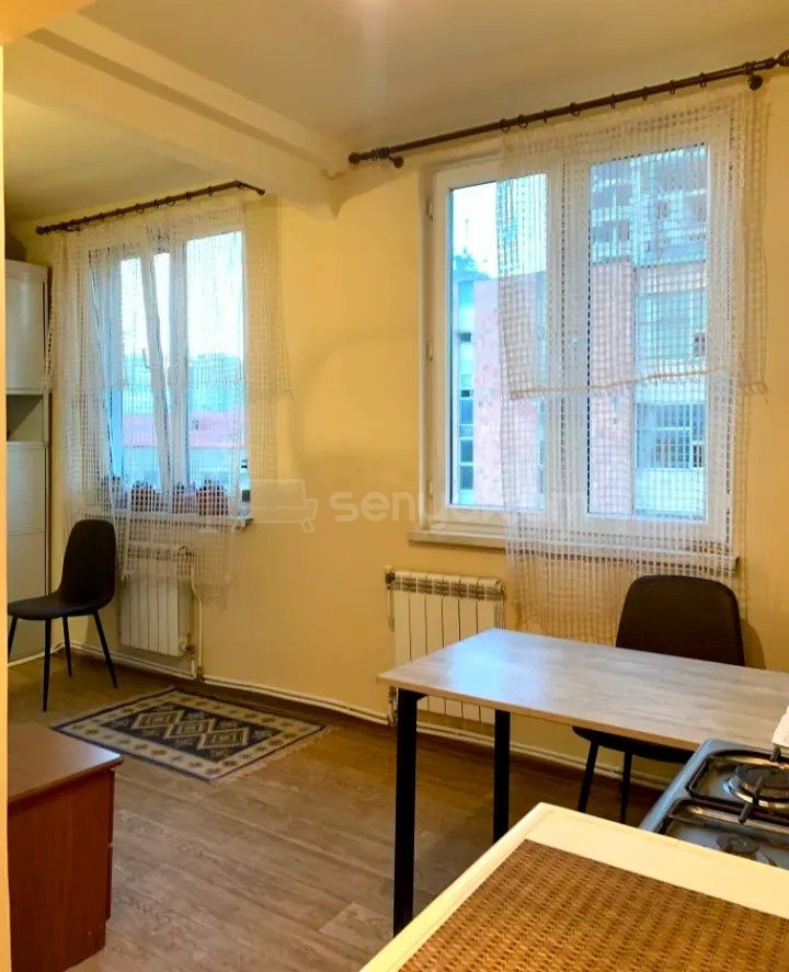 3 Սենյականոց Բնակարան Քարե Շենքում, 72քմ, 5/5 հարկ, Նորմալ Վիճակում