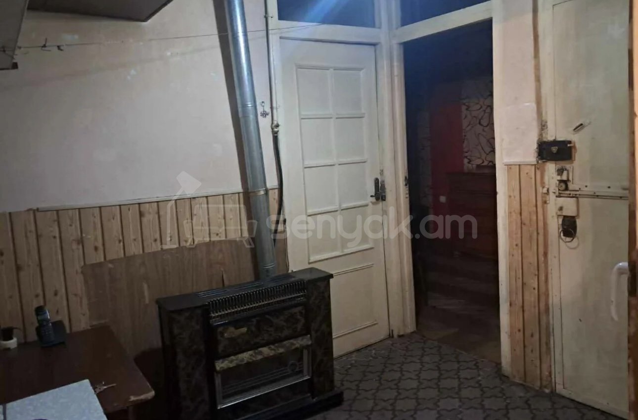 3 Սենյականոց Բնակարան Քարե Շենքում, 77քմ, 2/5 հարկ, Նորմալ Վիճակում, Կահավորված, Արևկող