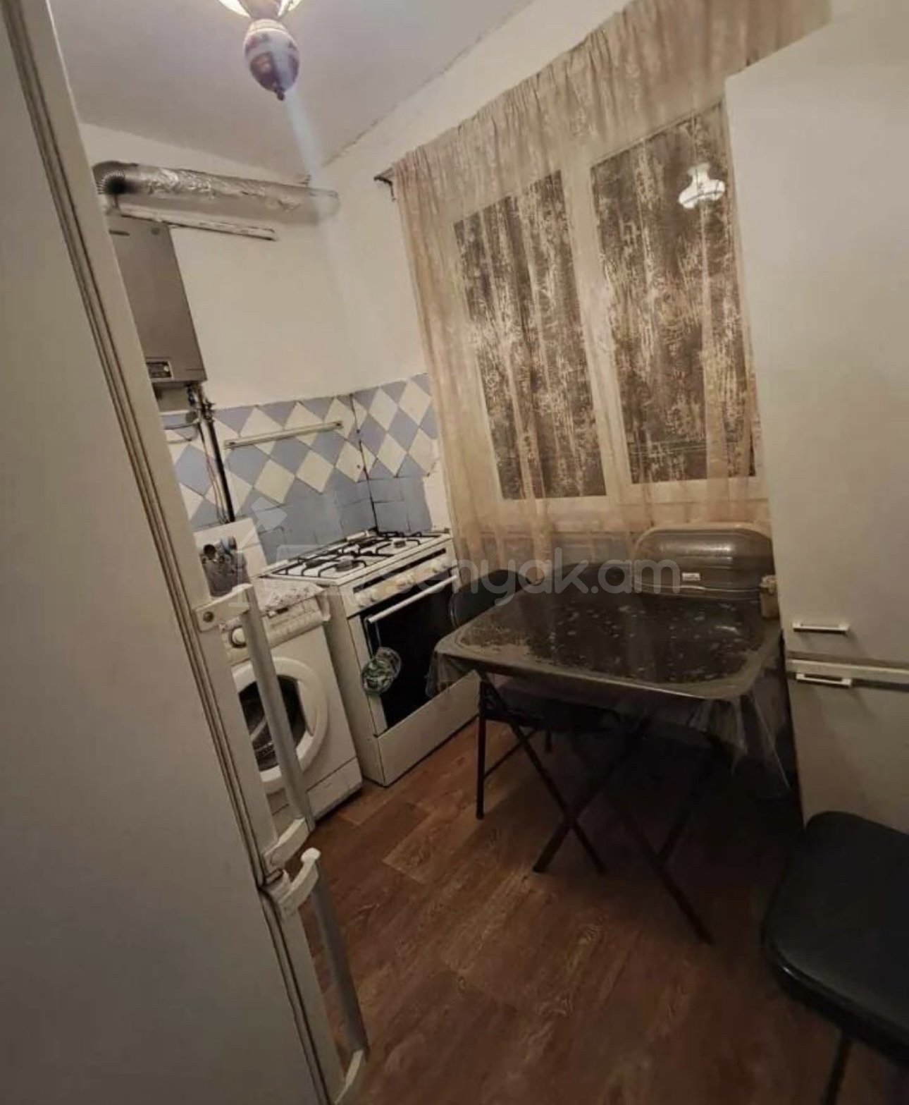 3 Սենյականոց Բնակարան Քարե Շենքում, 77քմ, 2/5 հարկ, Նորմալ Վիճակում, Կահավորված, Արևկող