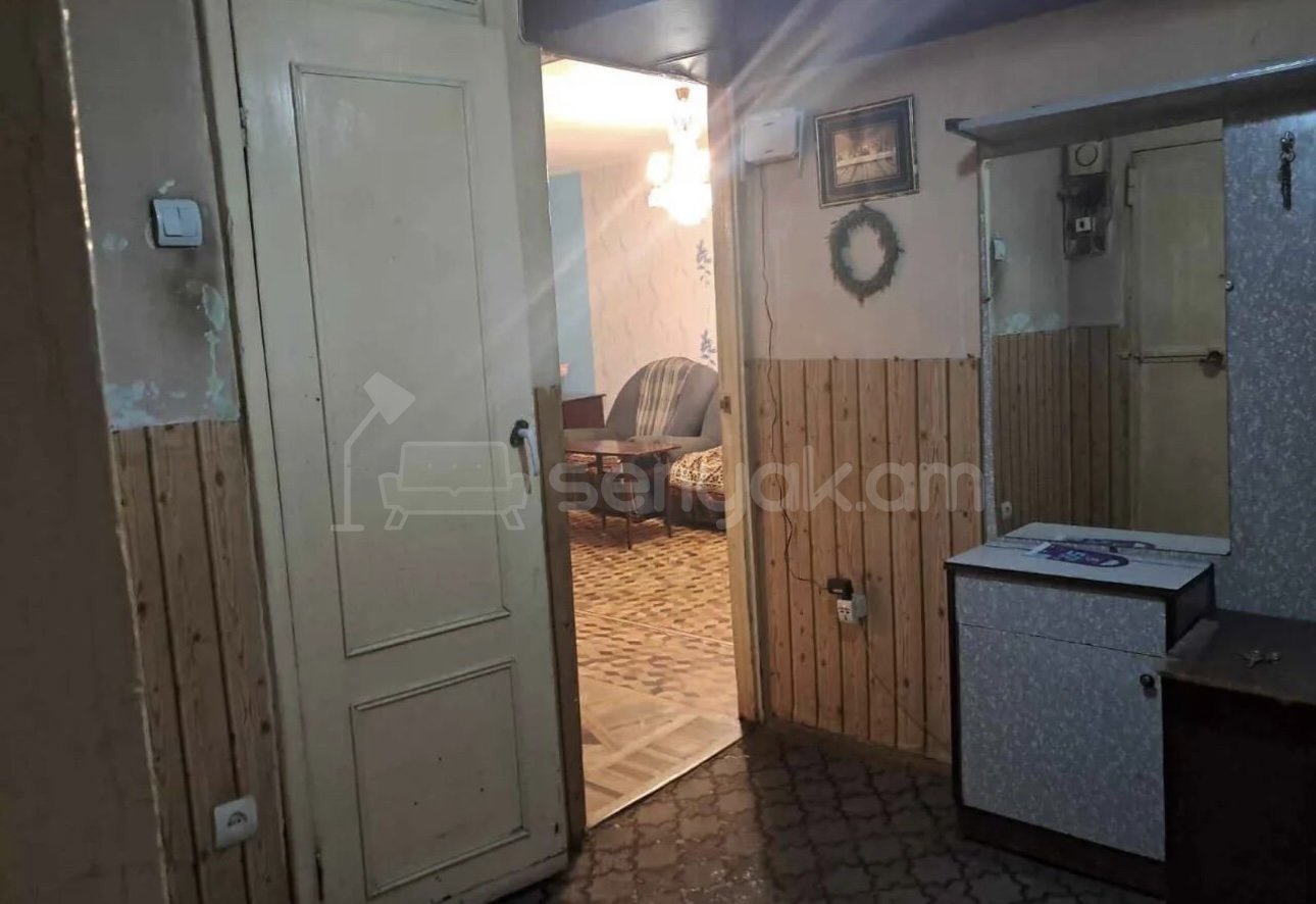 3 Սենյականոց Բնակարան Քարե Շենքում, 77քմ, 2/5 հարկ, Նորմալ Վիճակում, Կահավորված, Արևկող