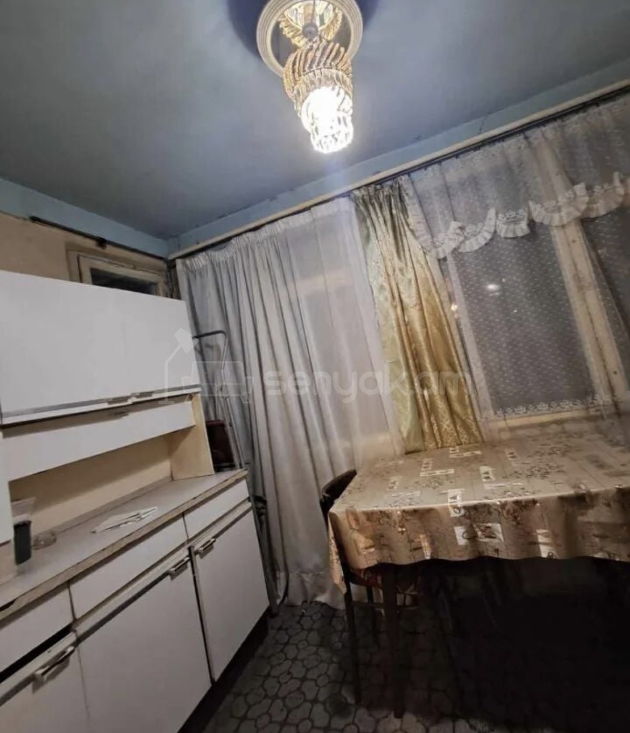 3 Սենյականոց Բնակարան Քարե Շենքում, 77քմ, 2/5 հարկ, Նորմալ Վիճակում, Կահավորված, Արևկող