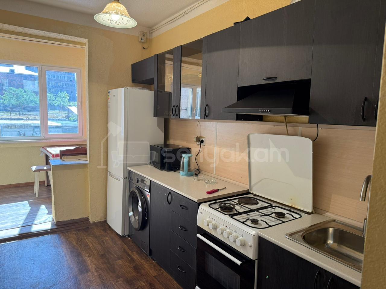 3 Սենյականոց Բնակարան, 90քմ, 2/9 հարկ, Նորմալ Վիճակում, Կահավորված