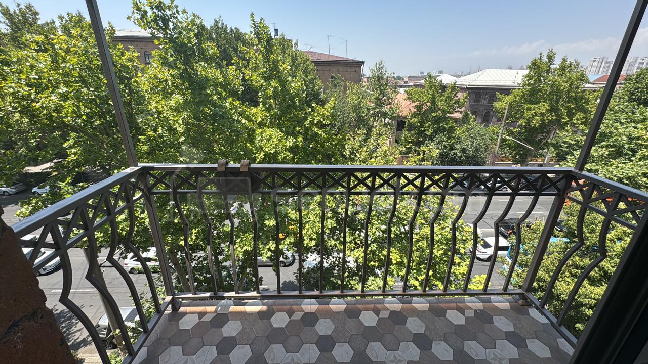 2 Սենյականոց Բնակարան Քարե Շենքում, 55քմ, 4/5 հարկ, Դիզայներական Վերանորոգված