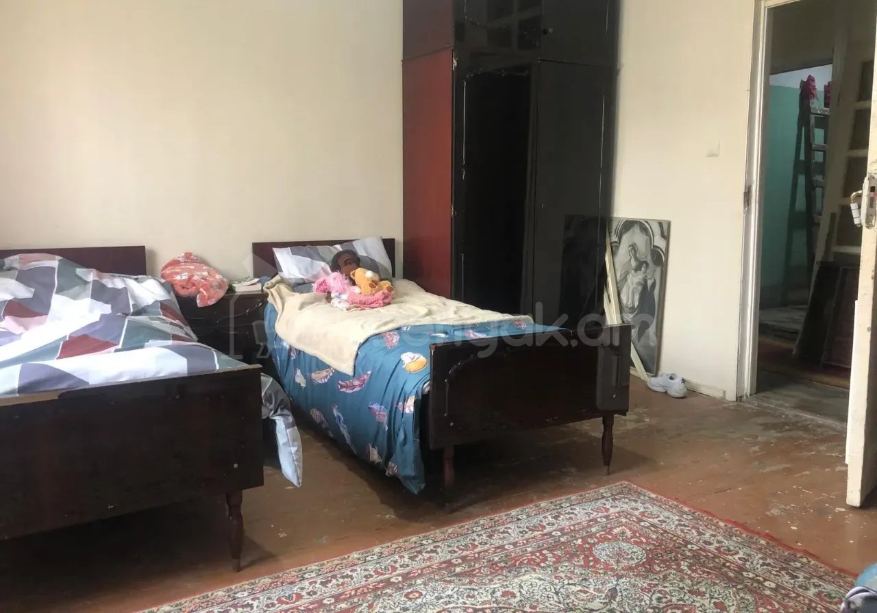 3 Սենյականոց Բնակարան Քարե Շենքում, 100քմ, 1/3 հարկ, Կոսմետիկ Վերանորոգված, Կահավորված