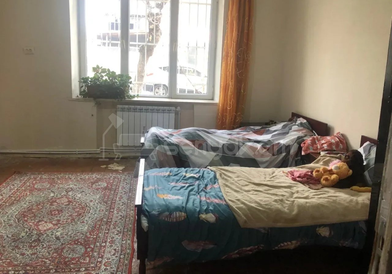 3 Սենյականոց Բնակարան Քարե Շենքում, 100քմ, 1/3 հարկ, Կոսմետիկ Վերանորոգված, Կահավորված