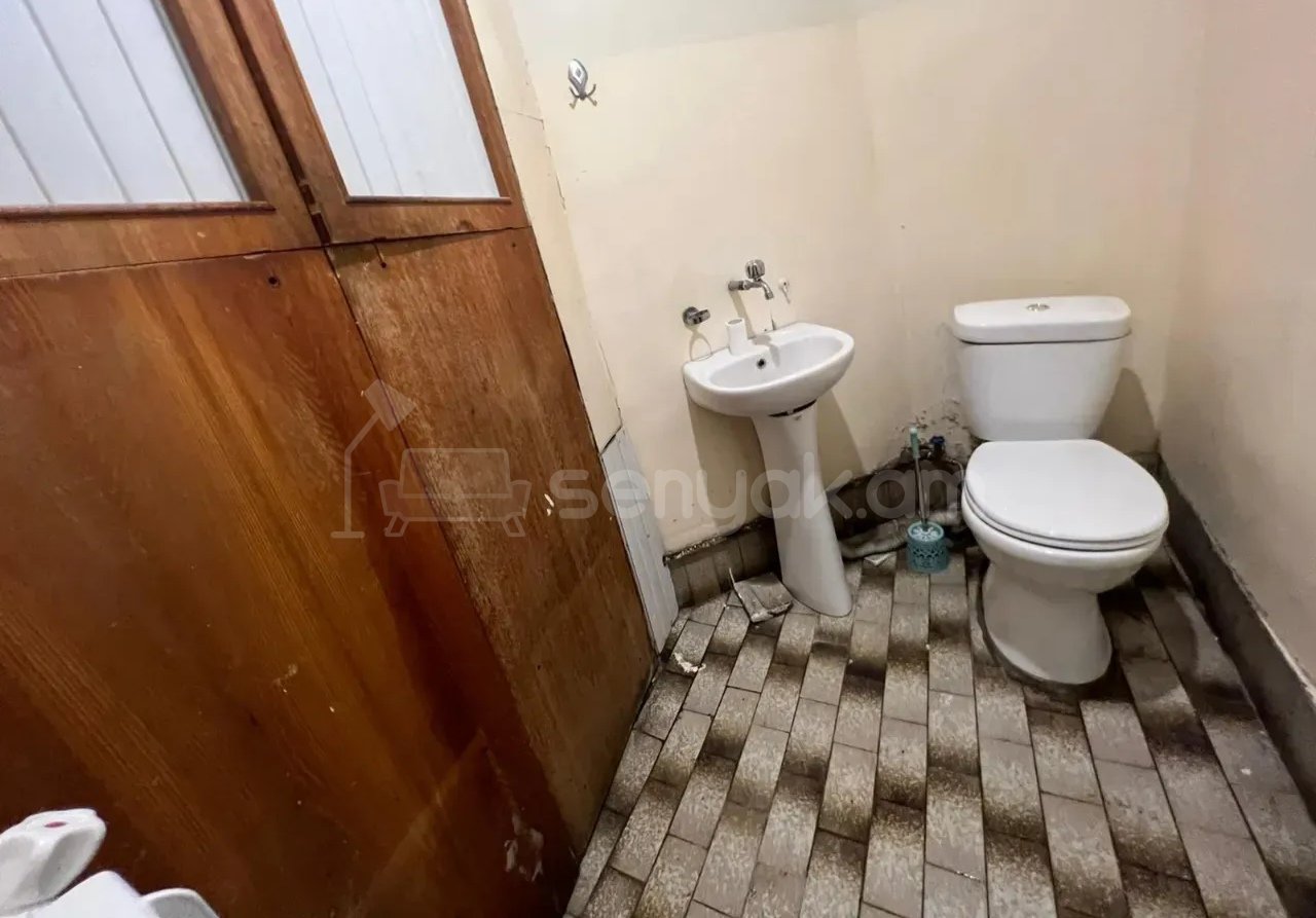 3 Սենյականոց Բնակարան Քարե Շենքում, 100քմ, 1/3 հարկ, Կոսմետիկ Վերանորոգված, Կահավորված