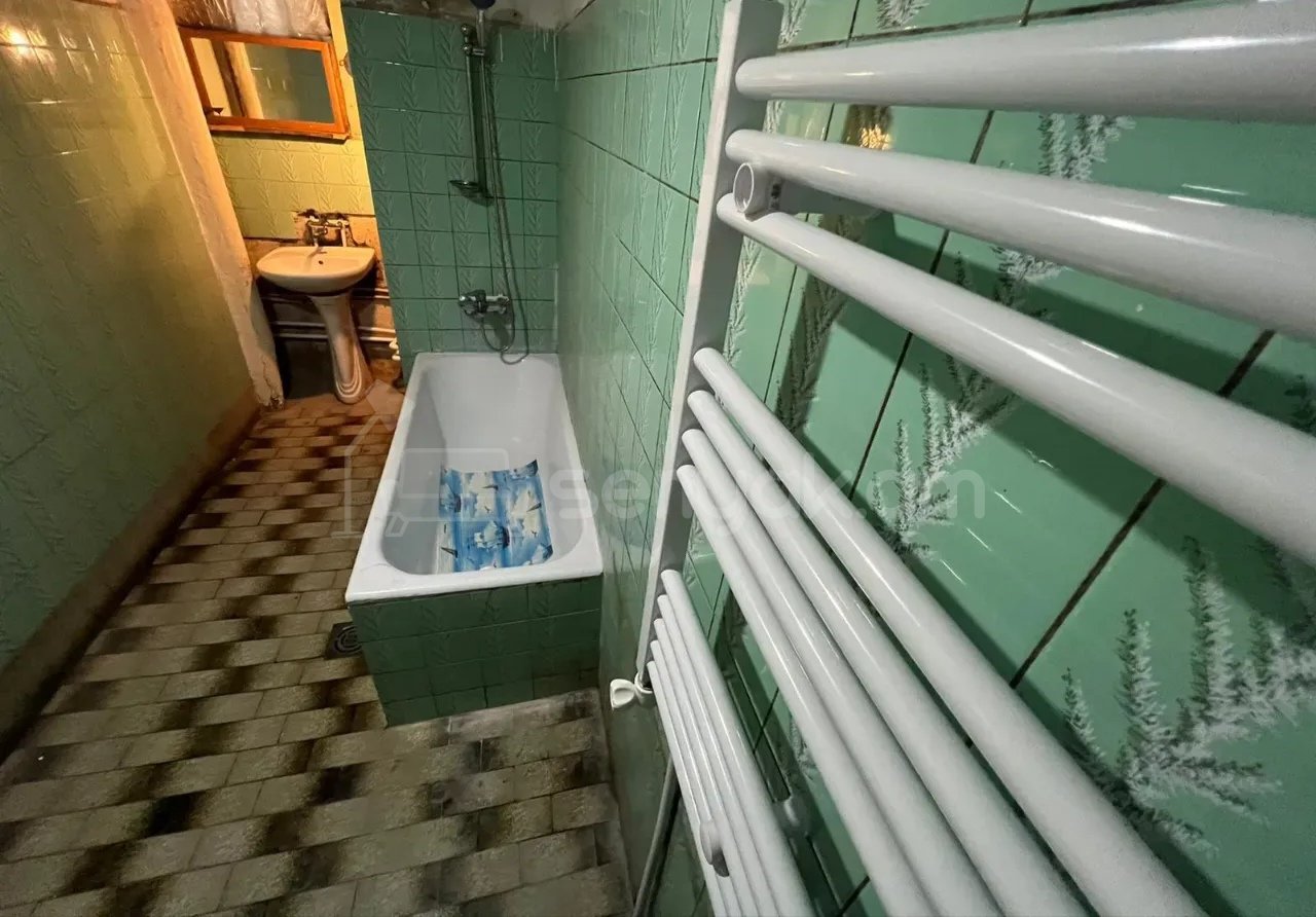 3 Սենյականոց Բնակարան Քարե Շենքում, 100քմ, 1/3 հարկ, Կոսմետիկ Վերանորոգված, Կահավորված