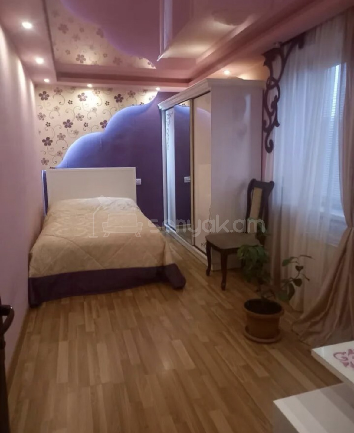 3 Սենյականոց Բնակարան Քարե Շենքում, 60քմ, 3/4 հարկ, Նորմալ Վիճակում, Կահավորված