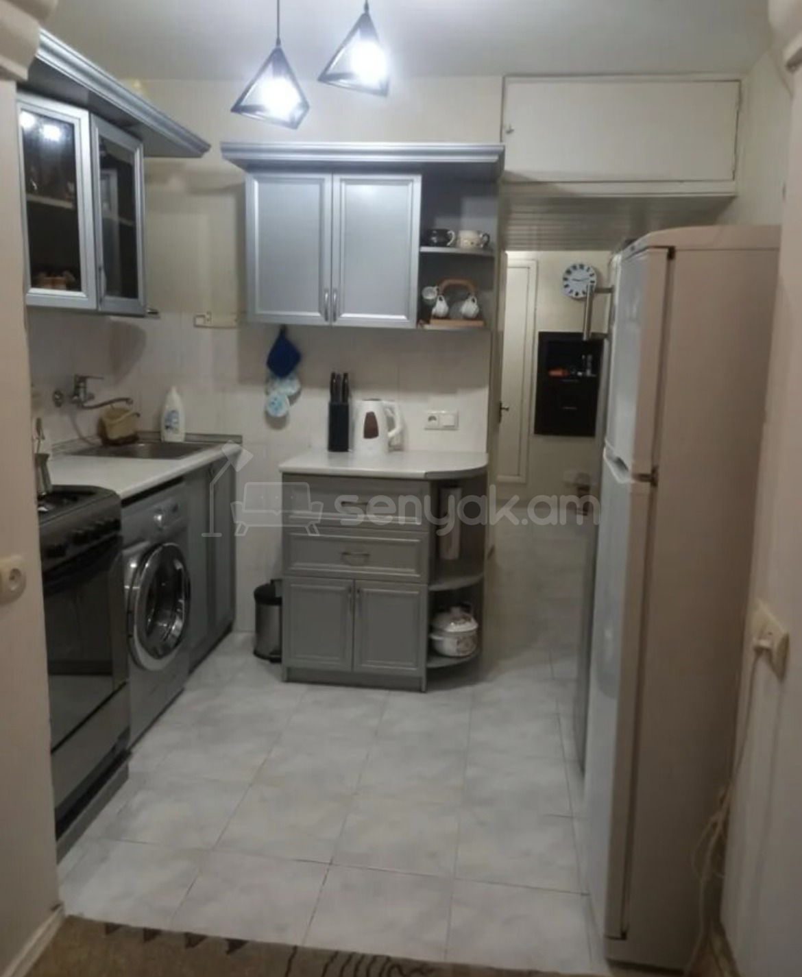 3 Սենյականոց Բնակարան Քարե Շենքում, 60քմ, 3/4 հարկ, Նորմալ Վիճակում, Կահավորված