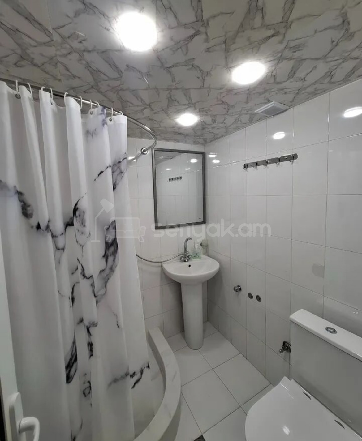 3 Սենյականոց Բնակարան Քարե Շենքում, 60քմ, 3/4 հարկ, Նորմալ Վիճակում, Կահավորված