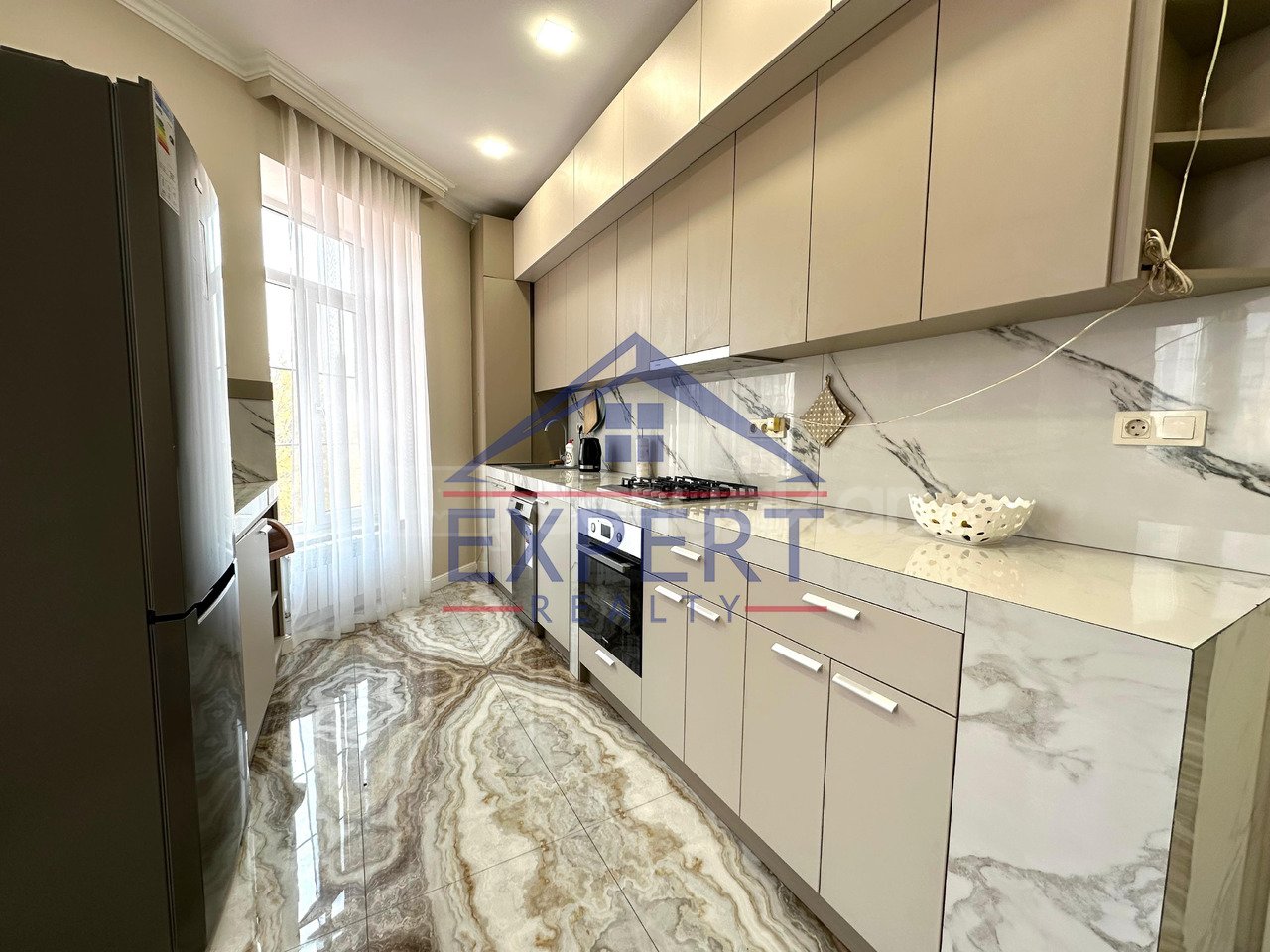 3 Սենյականոց Բնակարան Քարե Շենքում, 83քմ, 2/5 հարկ, Դիզայներական Վերանորոգված