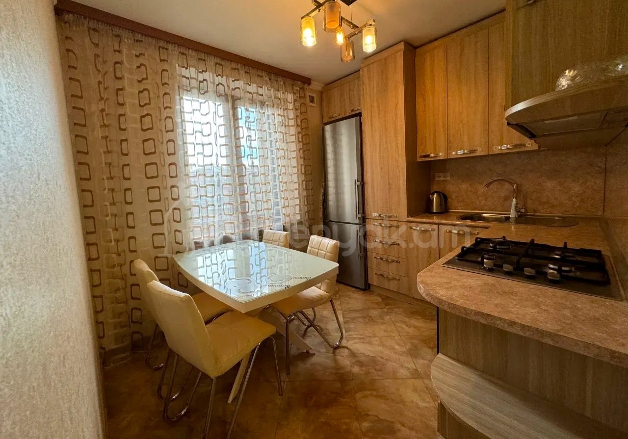 2 Սենյականոց Բնակարան Քարե Շենքում, 60քմ, 3/5 հարկ, Կապիտալ Վերանորոգված
