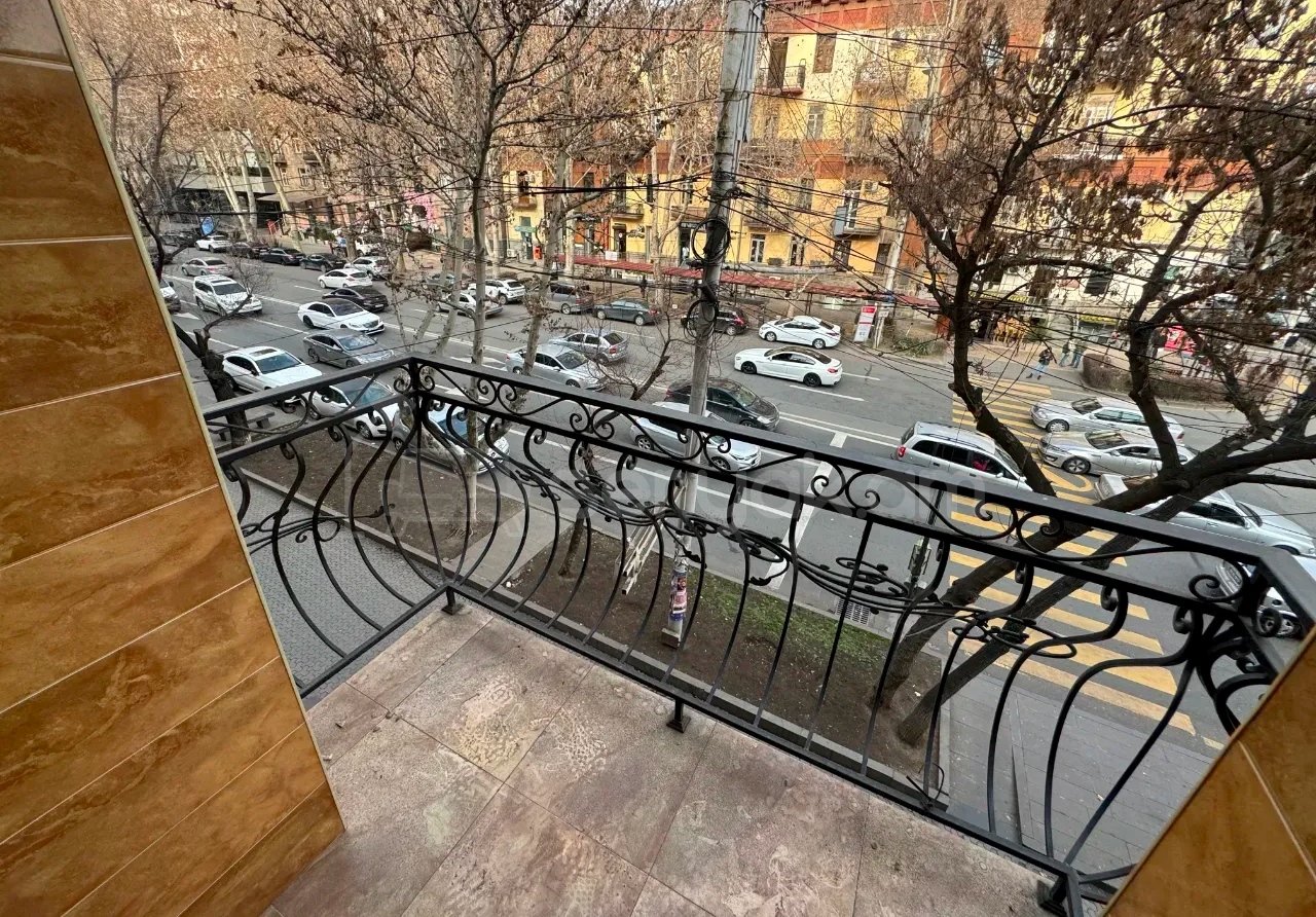 2 Սենյականոց Բնակարան Քարե Շենքում, 60քմ, 3/5 հարկ, Կապիտալ Վերանորոգված